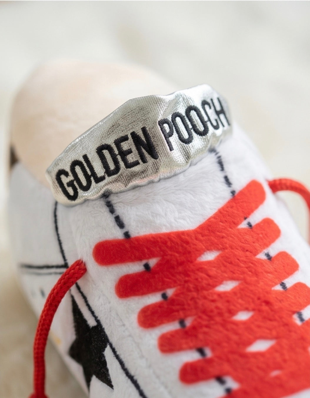 Golden Pooch Tennis Shoe — foto oficial 3